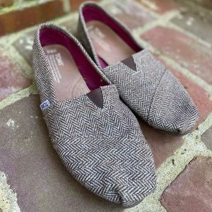 Women’s Toms Flats. Brown and tan plaid with shimmer. Size 9.5W